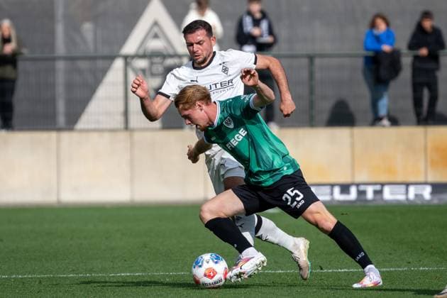 10 10 2025, Football friendly match, Borussia Moenchengladbach SC Preussen Muenster, season 2025 2026, Foal pitch at Borussia Park in Moenchengladbach duel between Kevin Stoeger Borussia Moenchengladbach, 07 and Luca Bolay SC Preussen Muenster, 25 Photo Kirchner Media Thomas Haesler Copyright: xKirchner-Media ThomasxHaeslerx