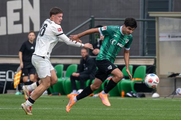 10 10 2025, Football friendly match, Borussia Moenchengladbach SC Preussen Muenster, season 2025 2026, Foal pitch at Borussia Park in Moenchengladbach duel between Nico Vidic Borussia Moenchengladbach, 46 and Batuhan Sertedemir SC Preussen Muenster, 07 Photo Kirchner Media Thomas Haesler Copyright: xKirchner-Media ThomasxHaeslerx