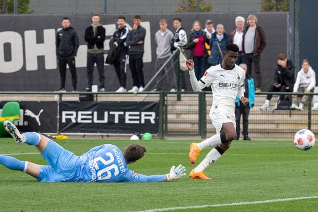 10 10 2025, Football friendly, Borussia Moenchengladbach SC Preussen Muenster, Season 2025 2026, Fohlenplatz at Borussia Park in Moenchengladbach Iaia Manco Danfa Borussia Moenchengladbach, 37 scores the goal to 3 1 Photo Kirchner Media Thomas Haesler Copyright: xKirchner-Media ThomasxHaeslerx