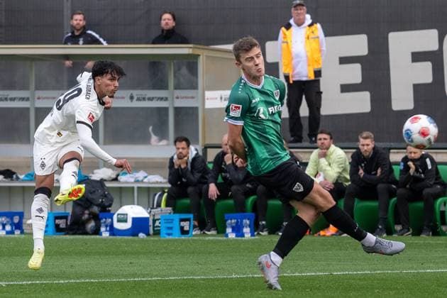 10 10 2025, Football friendly match, Borussia Moenchengladbach SC Preussen Muenster, Season 2025 2026, Foal pitch at Borussia Park in Moenchengladbach Can Armando Guener Borussia Moenchengladbach, 49 has pulled away Jakob Korte SC Preussen Muenster, 39 cannot prevent the shot Photo Kirchner Media Thomas Haesler Copyright: xKirchner-Media ThomasxHaeslerx