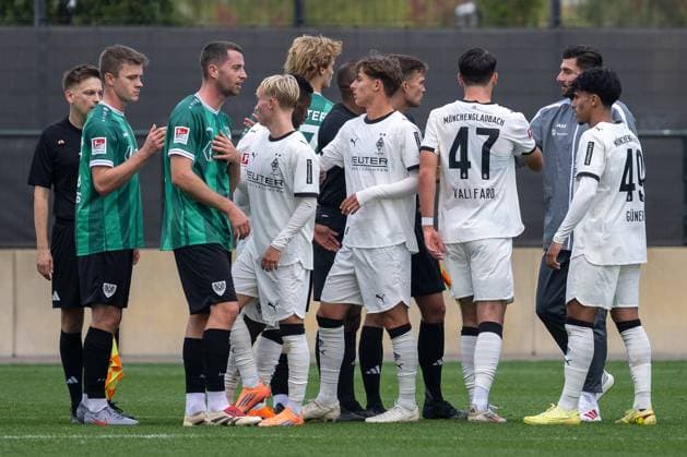 10 10 2025, Football friendly, Borussia Moenchengladbach SC Preussen Muenster, Season 2025 2026, Fohlenplatz at Borussia Park in Moenchengladbach The players of Preussen Muenster and Borussia Moenchengladbach say goodbye Photo Kirchner Media Thomas Haesler Copyright: xKirchner-Media ThomasxHaeslerx