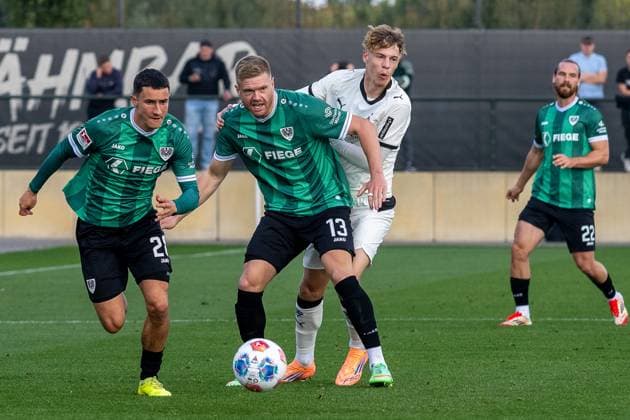 10 10 2025, Football friendly, Borussia Moenchengladbach SC Preussen Muenster, Season 2025 2026, Fohlenplatz at Borussia Park in Moenchengladbach duel between Lars Lokotsch SC Preussen Muenster, 13 and Niklas Swider Borussia Moenchengladbach, 39 Next to it Marco Meyerhoefer SC Preussen Muenster, 28 and behind him Jannis Heuer SC Preussen Muenster, 22 Photo Kirchner Media Thomas Haesler Copyright: xKirchner-Media ThomasxHaeslerx