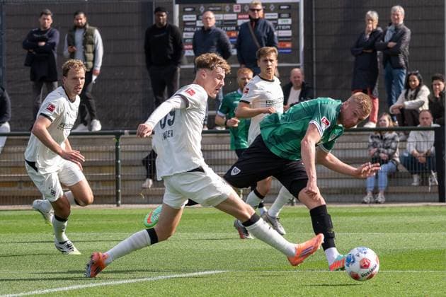 10 10 2025, Football friendly, Borussia Moenchengladbach SC Preussen Muenster, Season 2025 2026, Fohlenplatz at Borussia Park in Moenchengladbach duel between Niklas Swider Borussia Moenchengladbach, 39 and Lars Lokotsch SC Preussen Muenster, 13 Photo Kirchner Media Thomas Haesler Copyright: xKirchner-Media ThomasxHaeslerx