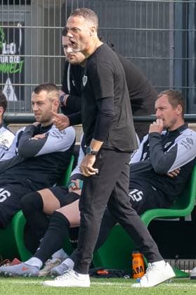 10 10 2025, Football friendly, Borussia Moenchengladbach SC Preussen Muenster, Season 2025 2026, Foal pitch at Borussia Park in Moenchengladbach Alexander Ende SC Preussen Muenster, Coach gives loud instructions Photo Kirchner Media Thomas Haesler Copyright: xKirchner-Media ThomasxHaeslerx