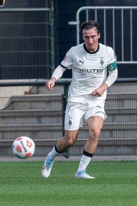 10 10 2025, Football friendly, Borussia Moenchengladbach SC Preussen Muenster, Season 2025 2026, Foal pitch at Borussia Park in Moenchengladbach Rocco Reitz Borussia Monechengladbach, 27 has played the ball Photo Kirchner Media Thomas Haesler Copyright: xKirchner-Media ThomasxHaeslerx