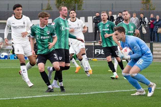 10 10 2025, Football friendly, Borussia Moenchengladbach SC Preussen Muenster, Season 2025 2026, Foal pitch at Borussia Park in Moenchengladbach Morten Behrens SC Preussen Muenster, 26 has the free kick safely Photo Kirchner Media Thomas Haesler Copyright: xKirchner-Media ThomasxHaeslerx