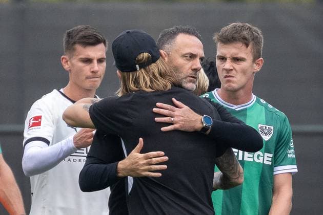10 10 2025, Football friendly, Borussia Moenchengladbach SC Preussen Muenster, Season 2025 2026, Fohlenplatz at Borussia Park in Moenchengladbach Eugen Polanski Borussia Moenchengladbach, coach and Alexander Ende SC Preussen Muenster, coach say goodbye amicably Behind them Yannik Engelhardt Borussia Moenchengladbach, 06 and Jano ter Horst SC Preussen Muenster, 27 Photo Kirchner Media Thomas Haesler Copyright: xKirchner-Media ThomasxHaeslerx