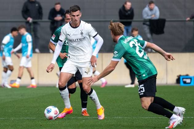 10 10 2025, Football friendly match, Borussia Moenchengladbach SC Preussen Muenster, season 2025 2026, Foal pitch at Borussia Park in Moenchengladbach duel between Yannik Engelhardt Borussia Moenchengladbach, 06 and Luca Bolay SC Preussen Muenster, 25 Photo Kirchner Media Thomas Haesler Copyright: xKirchner-Media ThomasxHaeslerx