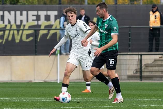 10 10 2025, Football friendly match, Borussia Moenchengladbach SC Preussen Muenster, season 2025 2026, Foal pitch at Borussia Park in Moenchengladbach duel between Yannick Michaelis Borussia Moenchengladbach, 41 and Torge Paetow SC Preussen Muenster, 16 Photo Kirchner Media Thomas Haesler Copyright: xKirchner-Media ThomasxHaeslerx