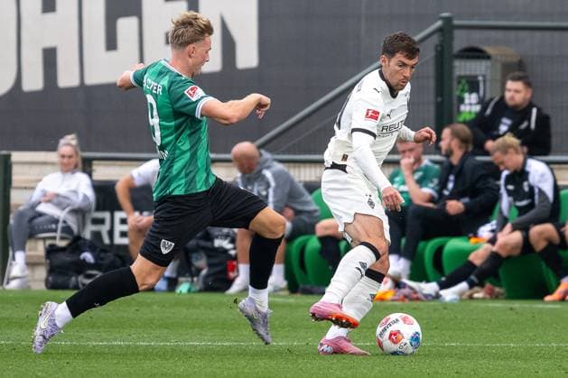 10 10 2025, Football friendly match, Borussia Moenchengladbach SC Preussen Muenster, season 2025 2026, Foal pitch at Borussia Park in Moenchengladbach duel between Marvin Benjamins SC Preussen Muenster, 19 and Joe Scally Borussia Moenchengladbach, 29 Photo Kirchner Media Thomas Haesler Copyright: xKirchner-Media ThomasxHaeslerx