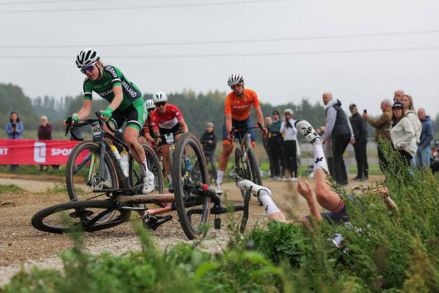 2025 UCI Gravel World Championships Picture by Alex Whitehead SWpix.com - 11 10 2025 - Cycling - 2025 UCI Gravel World Championships, Zuid-Limburg, Netherlands - Women Elite Race - Gabrielle Fox (Ireland), Great Britain, Crash Copyright: x xSWpix.comx(t axPhotographyxHubxLtd)xAlexxWhitehead SWpix.comx SWP-3030-9206