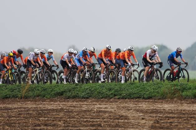 2025 UCI Gravel World Championships Picture by Alex Whitehead SWpix.com - 11 10 2025 - Cycling - 2025 UCI Gravel World Championships, Zuid-Limburg, Netherlands - Women Elite Race - Lorena Wiebes (Netherlands), Seraina Leugger (Switzerland) Copyright: x xSWpix.comx(t axPhotographyxHubxLtd)xAlexxWhitehead SWpix.comx SWP-3030-9211