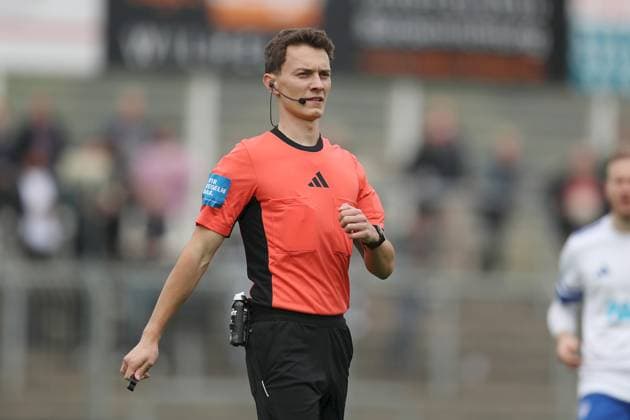 11 10 2025, xjcx, Men, Football, Season 2025 2026, Regionalliga Bayern, Matchday 13 SV Viktoria Aschaffenburg FV Illertissen Referee Luca Schultze FC Stern München 1919 Aschaffenburg Stadion am Schoenbusch Bayern Germany