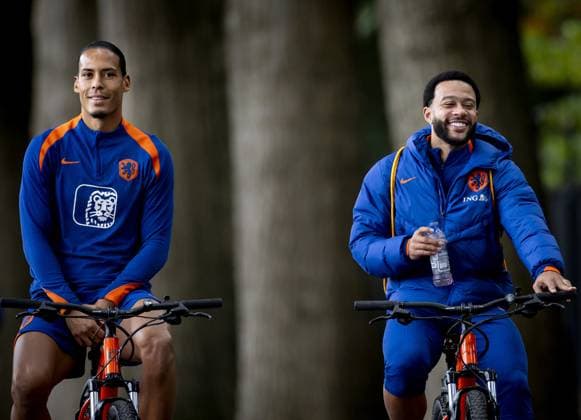 ZEIST - Virgil van Dijk and Memphis Depay during a Dutch national team, Nationalteam training session at the KNVB Campus in preparation for the World Cup qualifier against Finland. ANP KOEN VAN WEEL xVIxANPxSportx xxANPxIVx 538921400 originalFilename: 538921400.jpg
