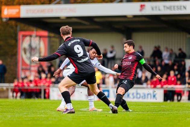 v l Mattis Beckmann VfL Luebeck Schwartau, 09 , Chilohem Onuoha SC Verl, 27 , Alessio Giorgio VfL Luebeck Schwartau, 07 GER, VfL Theesen vs SC Verl, Football, Westfalenpokal, Final of eight, Season 2025 2026, 11 10 2025 DFL Regulations prohibit any use of photographers as image sequences and or quasi video GER, VfL Theesen vs SC Verl, Fußball, Westfalenpokal, Achteilfinale, Spielzeit 2025 2026, 11 10 2025 Bielefeld Copyright: xEibner-Pressefoto JanxRollingerx EP_JSK