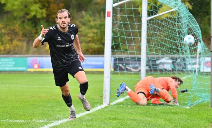 11 10 2025 Football season 2025 2026 Regionalliga Bayern 13 Matchday SpVgg Greuther Fürth Fuerth II U23 Kleeblatt SV Wacker Burghausen SVW xwoxzix Goal celebration Joy after goal Goal shot to 0 1 by Felix Bachschmid 6, SV Wacker Burghausen Theo Menapace 1, SpVgg Greuther Fürth II beaten