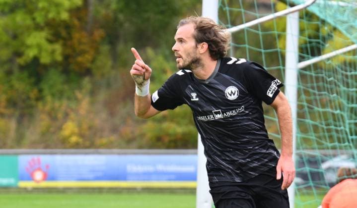 11 10 2025 Football season 2025 2026 Regionalliga Bayern 13 Matchday SpVgg Greuther Fürth Fuerth II U23 Kleeblatt SV Wacker Burghausen SVW xwoxzix Goal celebration Joy after goal Goal shot to 0 1 by Felix Bachschmid 6, SV Wacker Burghausen