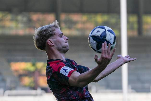 Tobias Boche KSV Hessen Kassel, 27 on the ball , Germany, Soccer, Regionalliga Südwest, Matchday 12, 2025 2026, SC Freiburg II vs KSV Hessen Kassel, 11 10 2025, Dreisamstadion, Freiburg, Germany DFB REGULATIONS PROHIBIT ANY USE OF PHOTOGRAPHS AS IMAGE SEQUENCES AND OR QUASI VIDEO Freiburg Dreisamstadion Baden Wuerttemberg Germany Copyright: xArnexAmbergx