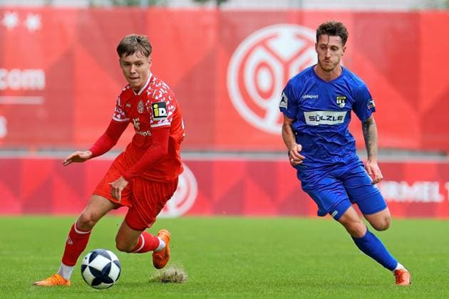 Mainz, Germany 11 October 2025 Regionalliga Südwest 2025 2026 1 FSV Mainz 05 II vs TSG Balingen In the picture from left in the duel Tim Müller Mueller Mainz against Sascha Eisele Balingen Bruchwegstadion Rheinland Pfalz Copyright: xFotostandx xRacochax
