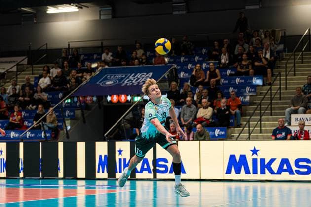 Volleyball I Men I Season 2025 2026 I Volleyball Bundesliga Ligacup I FT 1844 Freiburg SWD Powervolleys Düren I 11 10 2025 Jannik Brentel 13, FT 1844 Freiburg chases after the ball Copyright: xLobeca Bjorn-OlexKehmx