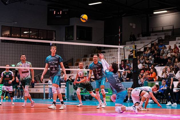 Volleyball I Men I Season 2025 2026 I Volleyball Bundesliga Ligacup I FT 1844 Freiburg SWD Powervolleys Düren I 11 10 2025 Zachary Peter Hutcheson 15, SWD Powervolleys Düren in reception Copyright: xLobeca Bjorn-OlexKehmx