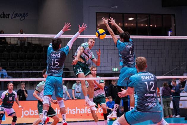 Volleyball I Men I Season 2025 2026 I Volleyball Bundesliga Ligacup I FT 1844 Freiburg SWD Powervolleys Düren I 11 10 2025 Charles Figy 14, FT 1844 Freiburg in attack against Zachary Peter Hutcheson 15, SWD Powervolleys Düren and Kyle Paulson 1, SWD Powervolleys Düren Copyright: xLobeca Bjorn-OlexKehmx