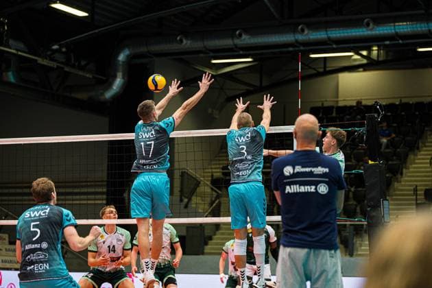 Volleyball I Men I Season 2025 2026 I Volleyball Bundesliga Ligacup I FT 1844 Freiburg SWD Powervolleys Düren I 11 10 2025 Philipp Lauter 17, SWD Powervolleys Düren and Joris Benjamin Berkhout 3, SWD Powervolleys Düren in the block against FT 1844 Freiburg Copyright: xLobeca Bjorn-OlexKehmx