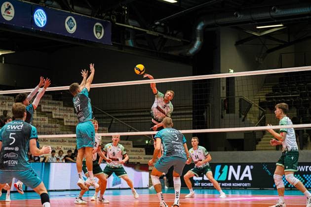 Volleyball I Men I Season 2025 2026 I Volleyball Bundesliga Ligacup I FT 1844 Freiburg SWD Powervolleys Düren I 11 10 2025 Yannick Harms 3, FT 1844 Freiburg in attack against Philipp Lauter 17, SWD Powervolleys Düren and Zachary Peter Hutcheson 15, SWD Powervolleys Düren Copyright: xLobeca Bjorn-OlexKehmx