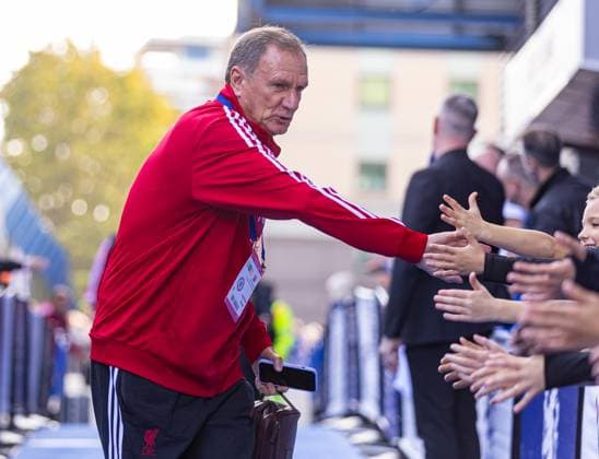 Football - LFC Foundation Friendly - Chelsea FC Legends v Liverpool FC Legends LONDON, ENGLAND - Saturday, October 11, 2025: Liverpool s Phil Thompson arrives before the LFC Foundation match between Chelsea FC Legends and Liverpool FC Legends at Stamford Bridge. (Photo by David Rawcliffe Propaganda) LONDON Stamford Bridge GREATER LONDON ENGLAND  Copyright: xDavidxRawcliffex P2025-10-11-Chelsea_Legends_Liverpool_Legends-54