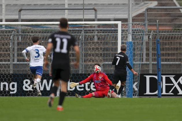 11 10 2025, xjcx, Men, Soccer, Season 2025 2026, Regionalliga Bayern, Matchday 13 SV Viktoria Aschaffenburg FV Illertissen Goalkeeper Max Grün 27, SV Viktoria Aschaffenburg prevents Yannick Glessing 7, FV Illertissen Aschaffenburg Stadion am Schoenbusch Bayern Germany