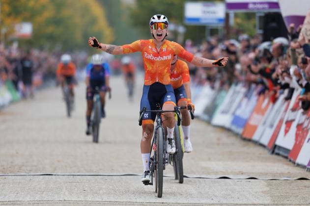 2025 UCI Gravel World Championships Picture by Alex Whitehead SWpix.com - 11 10 2025 - Cycling - 2025 UCI Gravel World Championships, Zuid-Limburg, Netherlands - Women Elite Race - Lorena Wiebes (Netherlands) Wins the Women Elite Gravel World Championship, WM, Weltmeisterschaft Copyright: x xSWpix.comx(t axPhotographyxHubxLtd)xAlexxWhitehead SWpix.comx SWP-3030-9239