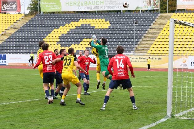 11 10 2025, Football, Men, Saxony Cup season 2025 2026, 3 round, VFC Plauen FC Eilenburg Heated action in the Eilenburg penalty area Niclas Ben Edelmann FC Eilenburg, 1, in green puts his body against Valentin Sponer VFC Plauen, 14 a Plauen Vogtlandstadion Saxony Germany