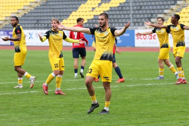 11 10 2025, Football, Men, Sachsenpokal Season 2025 2026, 3 Round, VFC Plauen FC Eilenburg Plauen players around Tyron Profis VFC Plauen, front center complaining to the referees Plauen Vogtlandstadion Sachsen Germany