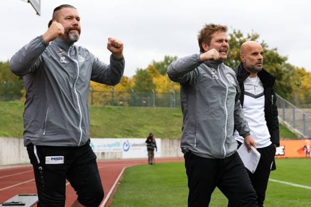11 10 2025, Football, Men, Saxon Cup Season 2025 2026, 3 Round, VFC Plauen FC Eilenburg Happy about the opening goal, from left Oliver Dix Goalkeeping Coach VFC Plauen , Chris Schiller Co Coach VFC Plauen , Sedat Gören Coach VFC Plauen Plauen Vogtlandstadion Sachsen Germany