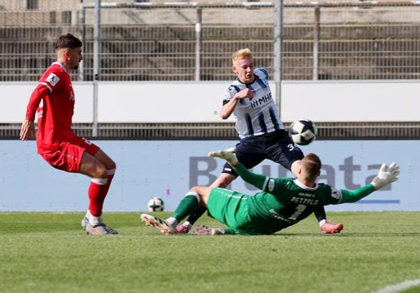 11 10 2025, Germany, Stuttgart, Soccer Regionalliga Südwest, SV Stuttgarter Kickers vs Bahlinger SC, f l Daniel Monga BSC , Oskar Hencke Kickers , Luca Petzold BSC