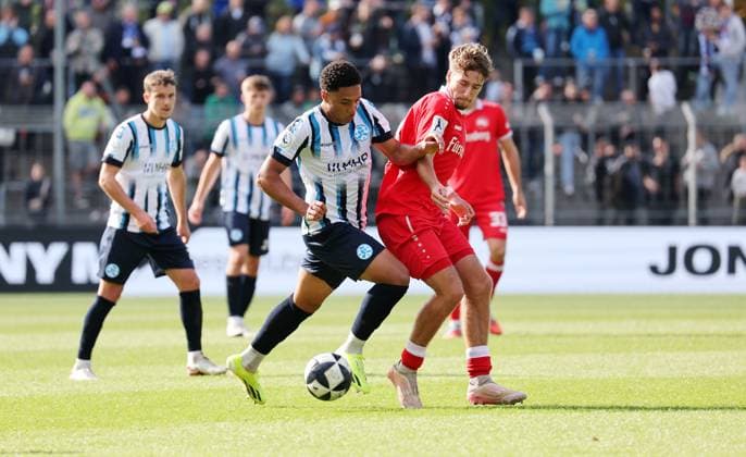 11 10 2025, Germany, Stuttgart, Soccer Regionalliga Südwest, SV Stuttgarter Kickers vs Bahlinger SC, v l David Udogu Kickers , Alex Echner BSC