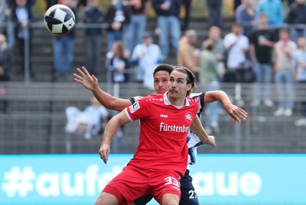 11 10 2025, Germany, Stuttgart, Soccer Regionalliga Südwest, SV Stuttgarter Kickers vs Bahlinger SC, v l David Udogu Kickers , Marco Rienhardt BSC BSC