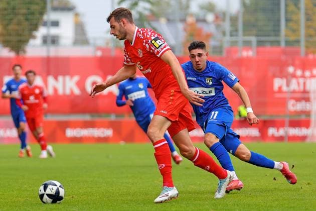 Mainz, Germany 11 October 2025 Regionalliga Südwest 2025 2026 1 FSV Mainz 05 II vs TSG Balingen In the picture from left in the duel Maxim Leitsch Mainz against Pedro Almeida Balingen Bruchwegstadion Rheinland Pfalz Copyright: xFotostandx xRacochax