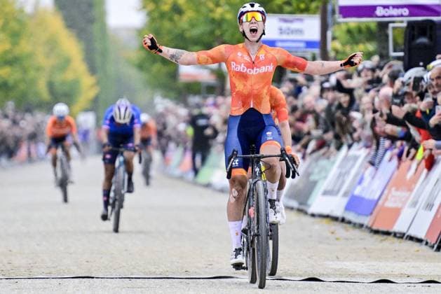 Dutch Lorena Wiebes celebrates as she crosses the finish line to win the women elite race at the UCI World Gravel Championships, Saturday 11 October 2025, in Maastricht, The Netherlands. DIRKxWAEM  x136529297x