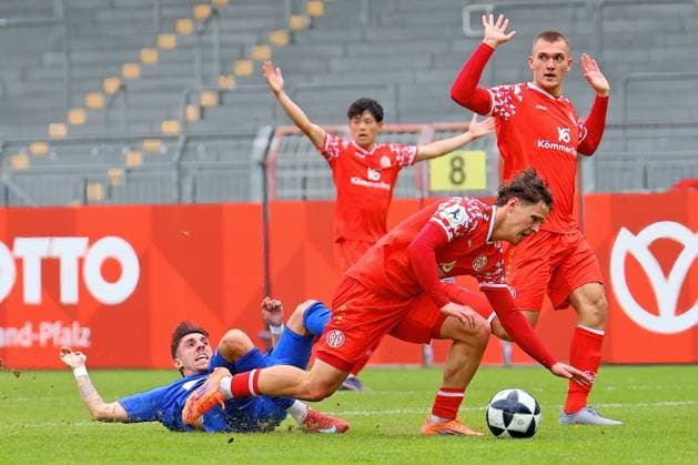 Mainz, Germany 11 October 2025 Regionalliga Südwest 2025 2026 1 FSV Mainz 05 II vs TSG Balingen In picture from left in duel Pedro Almeida Balingen vs Jason Amann Mainz Bruchwegstadion Rheinland Pfalz Copyright: xFotostandx xRacochax