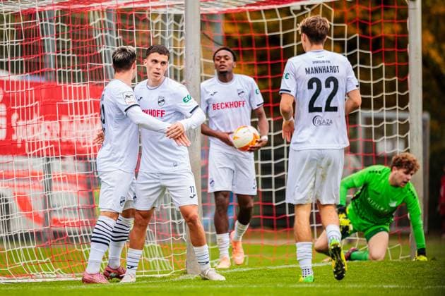 v l Niko Kijewski SC Verl, 19 , Almin Mesanovic SC Verl, 17 , Chilohem Onuoha SC Verl, 27 , Marco Mannhardt SC Verl, 22 celebrates after Chilohem Onuoha SC Verl, 27 GER, VfL Theesen vs SC Verl, Football, Westfalenpokal, eight-part final, 2025 2026 season, 11 10 2025 DFL Regulations prohibit any use of photographers as image sequences and or quasi video GER, VfL Theesen vs SC Verl, Football, Westfalenpokal, eight-part final, 2025 2026 season, 11 10 2025 Bielefeld Copyright: xEibner-Pressefoto JanxRollingerx EP_JSK