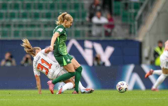 DEU, Wolfsburg, VfL Wolfsburg vs FC Bayern München, Google Pixel Bundesliga, DFB, Saison 2526, Volkswagen Arena, 6 Spieltag im Bild v l n r Georgia Stanway Bayern München 31 , Janina Minge VfL Wolfsburg 6 DFB DFL REGULATIONS PROHIBIT ANY USE OF PHOTOGRAPHS AS IMAGE SEQUENCES AND OR QUASI VIDEO, 11 10 2025 Copyright: HMBxMedia HendrikxHamelau