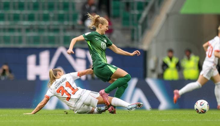 DEU, Wolfsburg, VfL Wolfsburg vs FC Bayern München, Google Pixel Bundesliga, DFB, Saison 2526, Volkswagen Arena, 6 Spieltag im Bild v l n r Georgia Stanway Bayern München 31 , Janina Minge VfL Wolfsburg 6 DFB DFL REGULATIONS PROHIBIT ANY USE OF PHOTOGRAPHS AS IMAGE SEQUENCES AND OR QUASI VIDEO, 11 10 2025 Copyright: HMBxMedia HendrikxHamelau