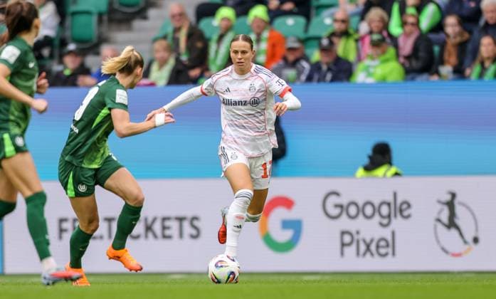 DEU, Wolfsburg, VfL Wolfsburg vs FC Bayern München, Google Pixel Bundesliga, DFB, Saison 2526, Volkswagen Arena, 6 Spieltag im Bild f l n r Sarai Linder VfL Wolfsburg 39 , Klara Bühl Bayern München 17 DFB DFL REGULATIONS PROHIBIT ANY USE OF PHOTOGRAPHS AS IMAGE SEQUENCES AND OR QUASI VIDEO, 11 10 2025 Copyright: HMBxMedia HendrikxHamelau