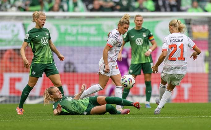 DEU, Wolfsburg, VfL Wolfsburg vs FC Bayern Munich, Google Pixel Bundesliga, DFB, Season 2526, Volkswagen Arena, 6 Matchday in picture f l n r Janina Minge VfL Wolfsburg 6 , Linda Dallmann Bayern Munich 10 DFB DFL REGULATIONS PROHIBIT ANY USE OF PHOTOGRAPHS AS IMAGE SEQUENCES AND OR QUASI VIDEO, 11 10 2025 Copyright: HMBxMedia HendrikxHamelau