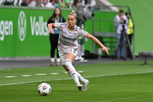 Soccer I Women I Season 2025 2026 I Bundesliga I 6 Matchday I VfL Wolfsburg FC Bayern Munich I 11 10 2025 Giulia Gwinn 7, FC Bayern Munich with ball Crop, close-up, portrait, portrait, single photo, single image, body Wolfsburg Volkswagen Arena Lower Saxony Germany Copyright: xLobeca InesxHähnelx