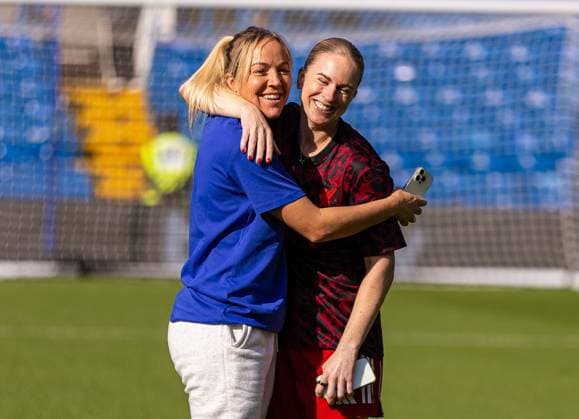 Football - LFC Foundation Friendly - Chelsea FC Legends v Liverpool FC Legends LONDON, ENGLAND - Saturday, October 11, 2025: Liverpool s Natasha Dowie (R) and Chelsea s Katie Chapman before the LFC Foundation match between Chelsea FC Legends and Liverpool FC Legends at Stamford Bridge. (Photo by David Rawcliffe Propaganda) LONDON Stamford Bridge GREATER LONDON ENGLAND  Copyright: xDavidxRawcliffex P2025-10-11-Chelsea_Legends_Liverpool_Legends-79