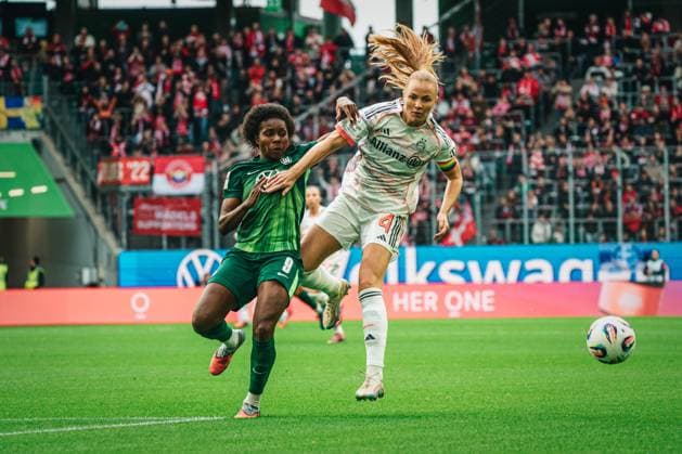 Google Pixel Frauen-Bundesliga: VfL Wolfsburg vs. FC Bayern München, 11.10.2025 Lineth Beerensteyn (VfL Wolfsburg, 9) im Zweikampf mit Glódís Perla Viggósdóttir (FC Bayern München, 4) Fußball, Google Pixel Frauen-Bundesliga, 6. Spieltag: VfL Wolfsburg vs. FC Bayern München am 11.10.2025 in der Volkswagen Arena, Wolfsburg DFB DFL REGULATIONS PROHIBIT ANY USE OF PHOTOGRAPHS AS IMAGE SEQUENCES AND OR QUASI-VIDEO. Copyright: xBEAUTIFULxSPORTS Tonhäuserx