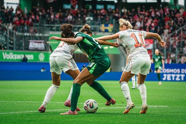 Google Pixel Frauen-Bundesliga: VfL Wolfsburg vs. FC Bayern München, 11.10.2025 Cora Zicai (VfL Wolfsburg, 28) im Zweikampf mit Linda Dallmann (FC Bayern München, 10) und Arianna Caruso (FC Bayern München, 27); Fußball, Google Pixel Frauen-Bundesliga, 6. Spieltag: VfL Wolfsburg vs. FC Bayern München am 11.10.2025 in der Volkswagen Arena, Wolfsburg DFB DFL REGULATIONS PROHIBIT ANY USE OF PHOTOGRAPHS AS IMAGE SEQUENCES AND OR QUASI-VIDEO. Copyright: xBEAUTIFULxSPORTS Tonhäuserx