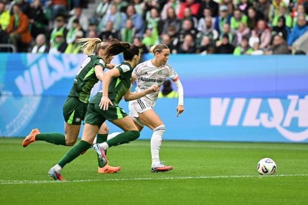 Soccer I Women I Season 2025 2026 I Bundesliga I Matchday 6 I VfL Wolfsburg FC Bayern Munich I 11 10 2025 Sarai Linder 39, VfL Wolfsburg and Maria Joelle Wedemeyer 24, VfL Wolfsburg in a duel against Klara Bühl 17, FC Bayern Munich Wolfsburg Volkswagen Arena Niedersachsen Germany Copyright: xLobeca InesxHähnelx